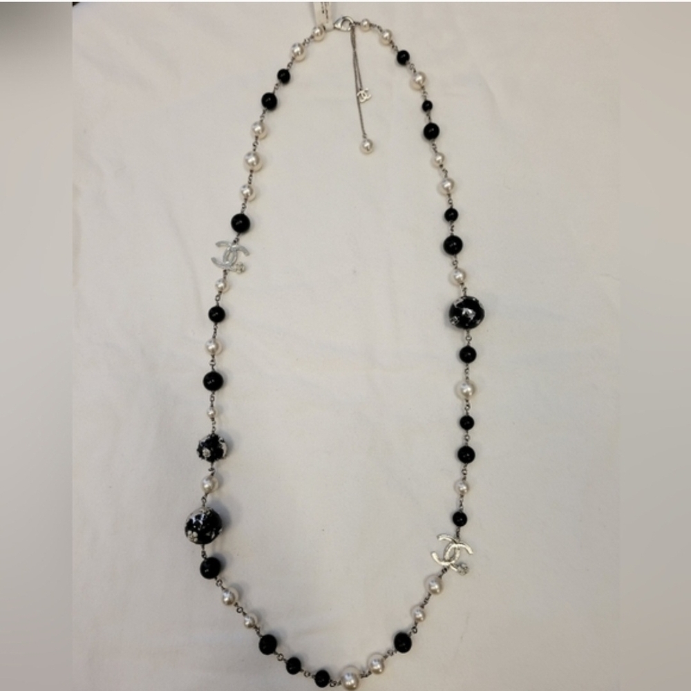 CHANEL Black and Cream Pearl Necklace - Picture 3 of 12